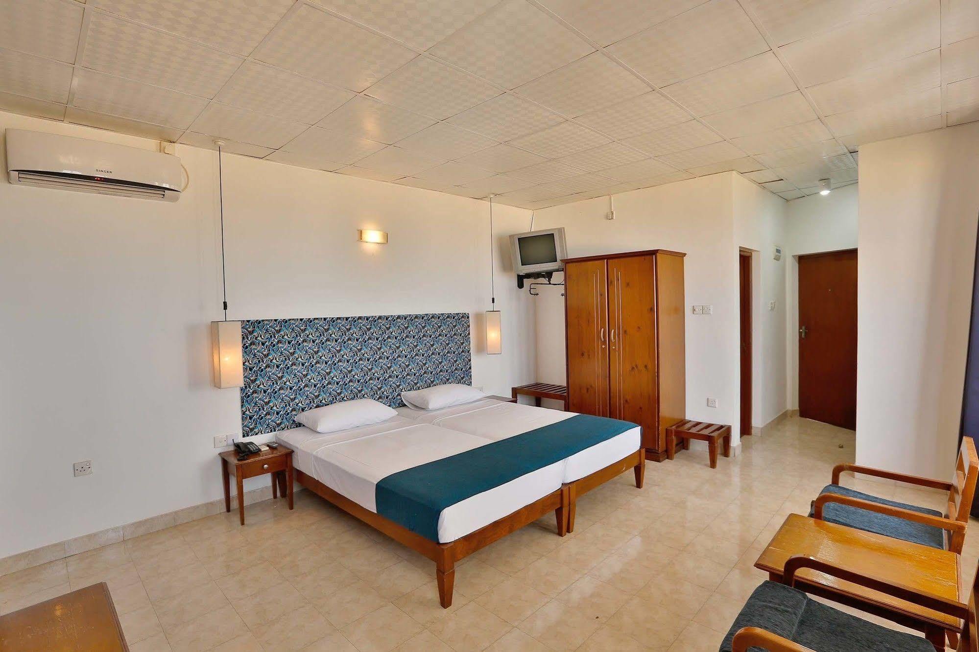 The Reef Beach Hotel Negombo Exterior photo