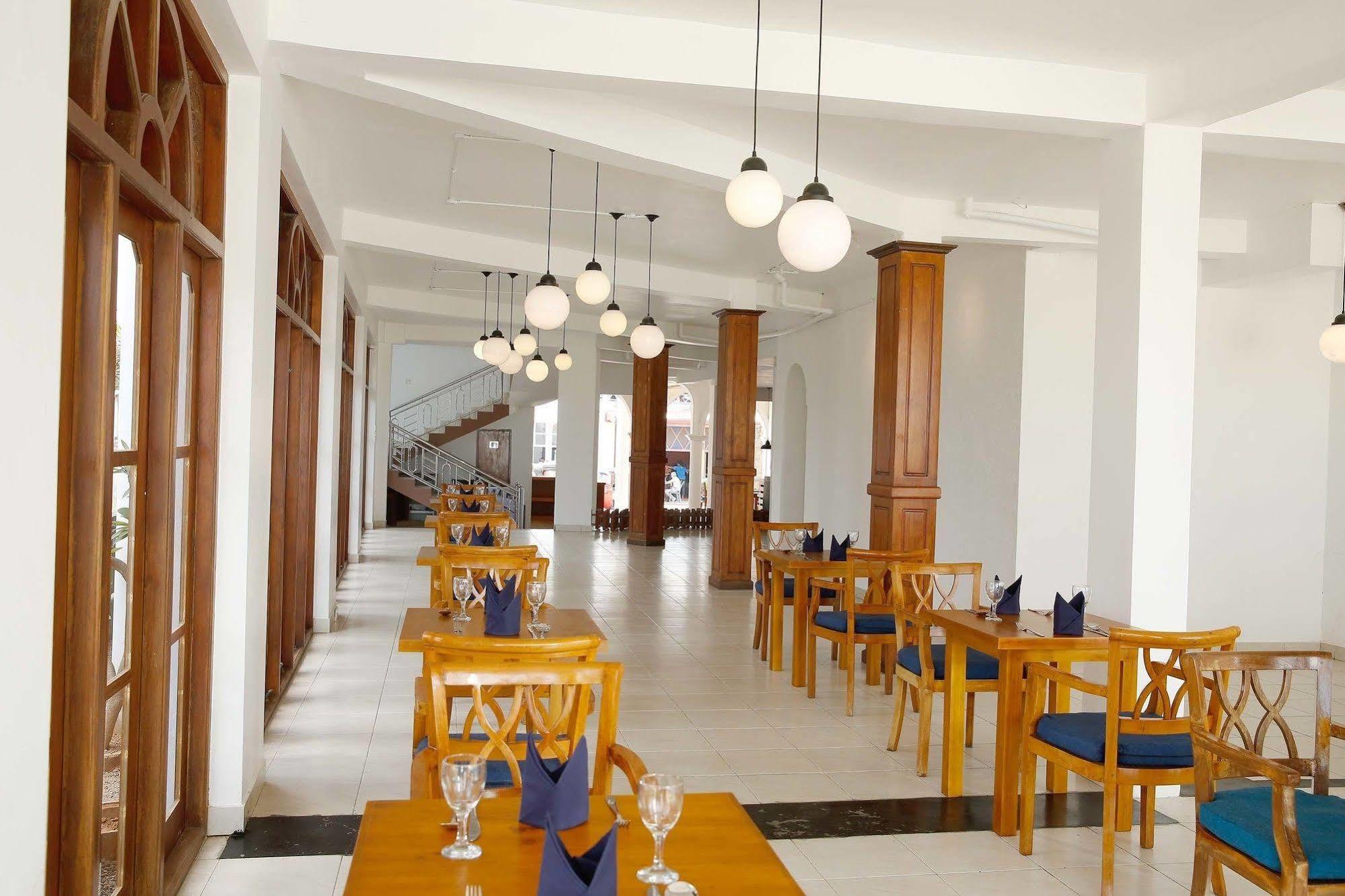 The Reef Beach Hotel Negombo Exterior photo